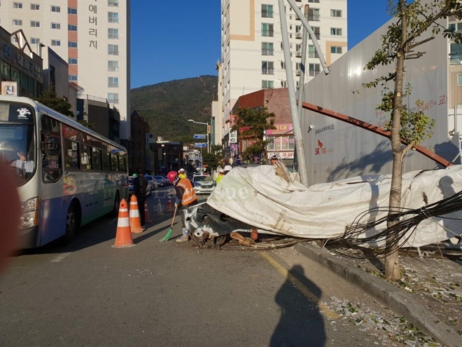 크레인 전도사고 현장.(사진제공=부산지방경찰청)