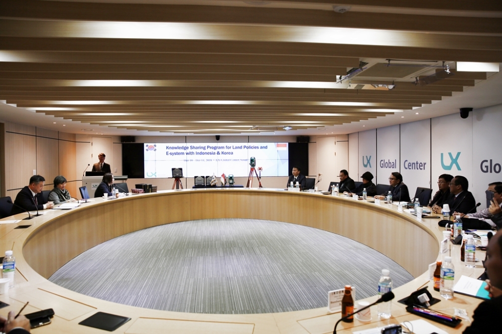서울논현동에 위치한 LX글로벌센터에서 인도네시아 토지대표단이 국내토지제도에 대한 특강을 듣고 있다.(사진=LX)