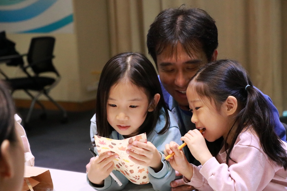지난 12월 초, 안성시 LS미래원에서 LS그룹 임직원과 자녀들이 가족행복캠프에 참여해 서로에게 쓴 편지를 읽고 있다.(사진=LS그룹)