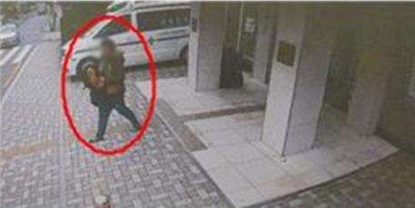 패딩 절취후 병원에서 나오는 모습.(사진제공=부산지방경찰청)