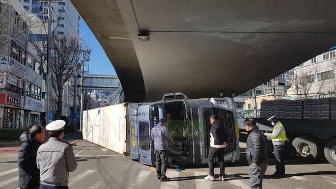 트레일러가 영주고가다리 천장에 부딪혀 전도.(사진제공=부산지방경찰청)
