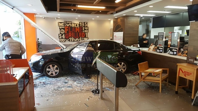 햄버거 가게 안으로 돌진한 승용차.(사진제공=부산지방경찰청)