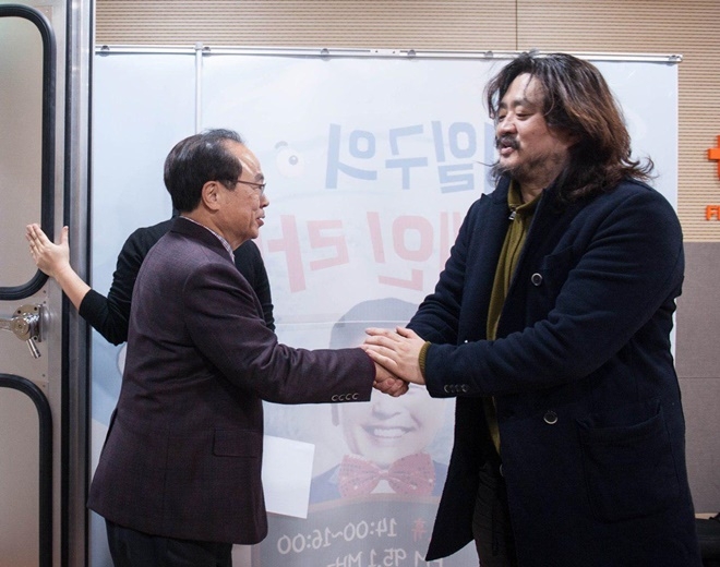 오거돈 부산시장이 김어준 씨와 손을 맞잡고 반가워 하고 있다.(사진제공=부산시)