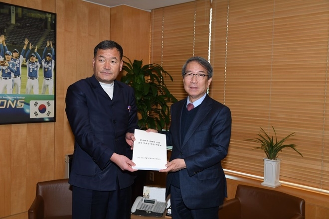 오규석 기장군수가 서명부를 정운찬 KBO총재에게 전달하고 있다.(사진제공=부산기장군)