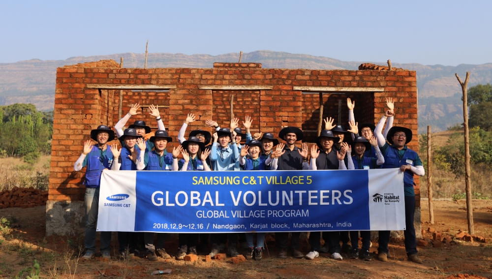 삼성물산 임직원들이 인도 난드가온 마을을 방문해 주택건축 봉사활동을 진행했다.(사진=삼성물산)