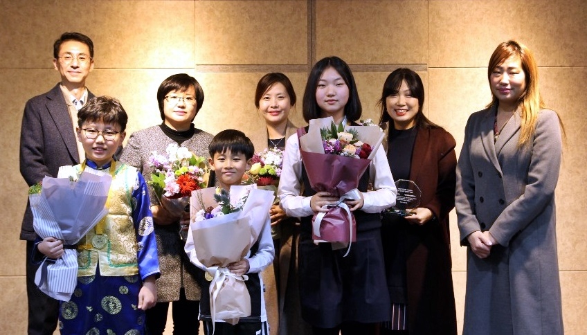 파고다 차이랑이 주최한 ‘제1회 차이랑 유튜브 1분 중국어 말하기 대회’ 시상식에서 수상자(앞줄 3명)들과 고루다 대표이사(우측 첫 번째) 및 관계자들이 기념 촬영을 하고 있다(사진=파고다 제공)