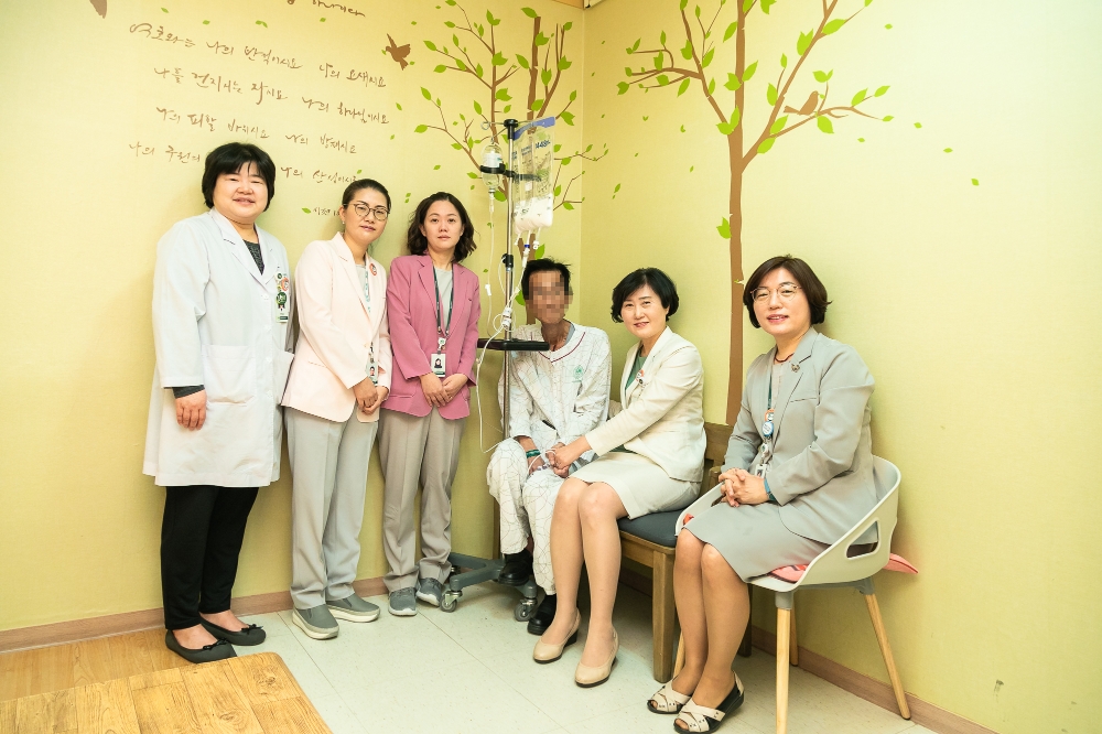 현석경 이대목동병원 간호부원장(오른쪽에서 2번째) 등 간호부 및 병원 관계자들이 치료비 전달 후 기념 촬영을 하고 있다. (사진=이대목대병원)