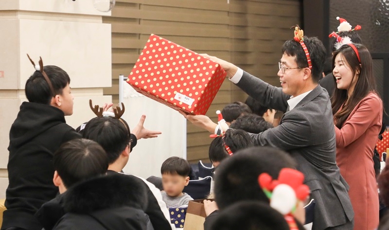 BGF그룹, 공동생활가정 아이들과 위시트리 전달식 가져