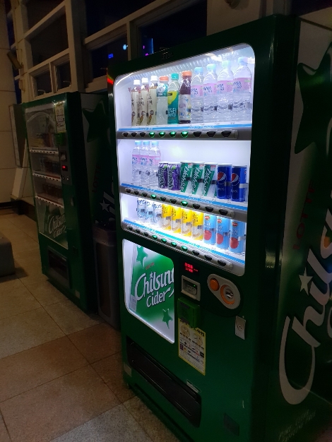 지하철 역사 내 설치된 롯데칠성음료 자판기. 사진=로이슈