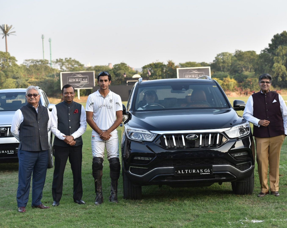 M&M 파완 고엔카 대표이사(왼쪽에서 두 번째)가 지난달 24일 G4 렉스턴(현지명 알투라스 G4) 인도 론칭행사에서 기념촬영을 하고 있다.(사진=쌍용자동차)