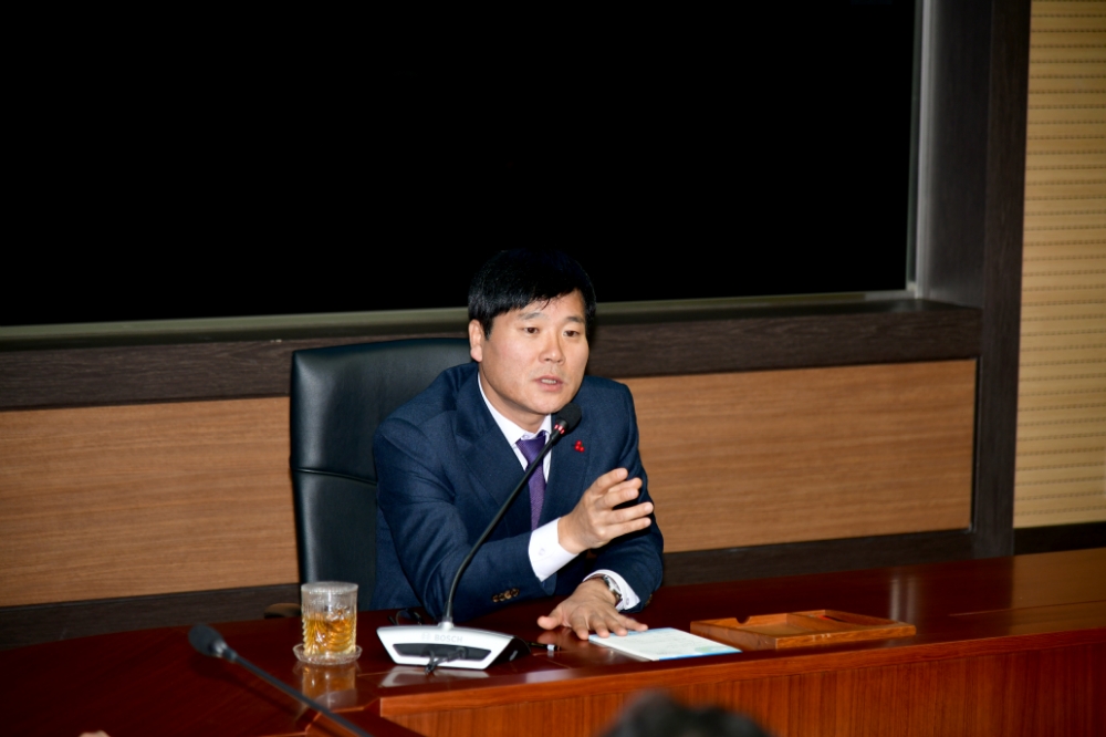 변광용 거제시장이 직원들과 격식없이 자유롭게 소통하고 있다.(사진제공=거제시)