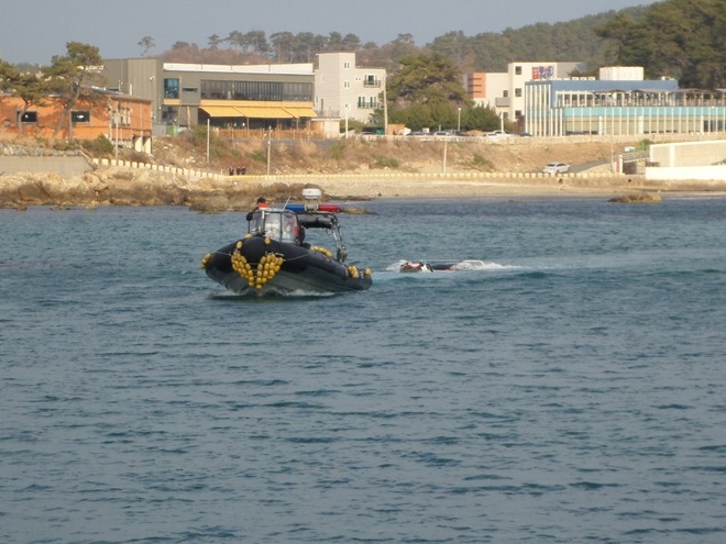 표류서핑객을 구조하고 있다.(사진제공=부산해양경찰서)