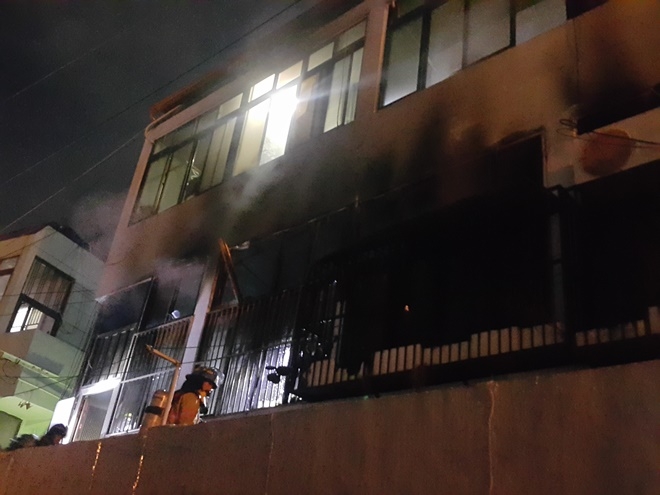 연립주택 1층에서 검은연기가 나오고 있다.(사진제공=부산지방경찰청)