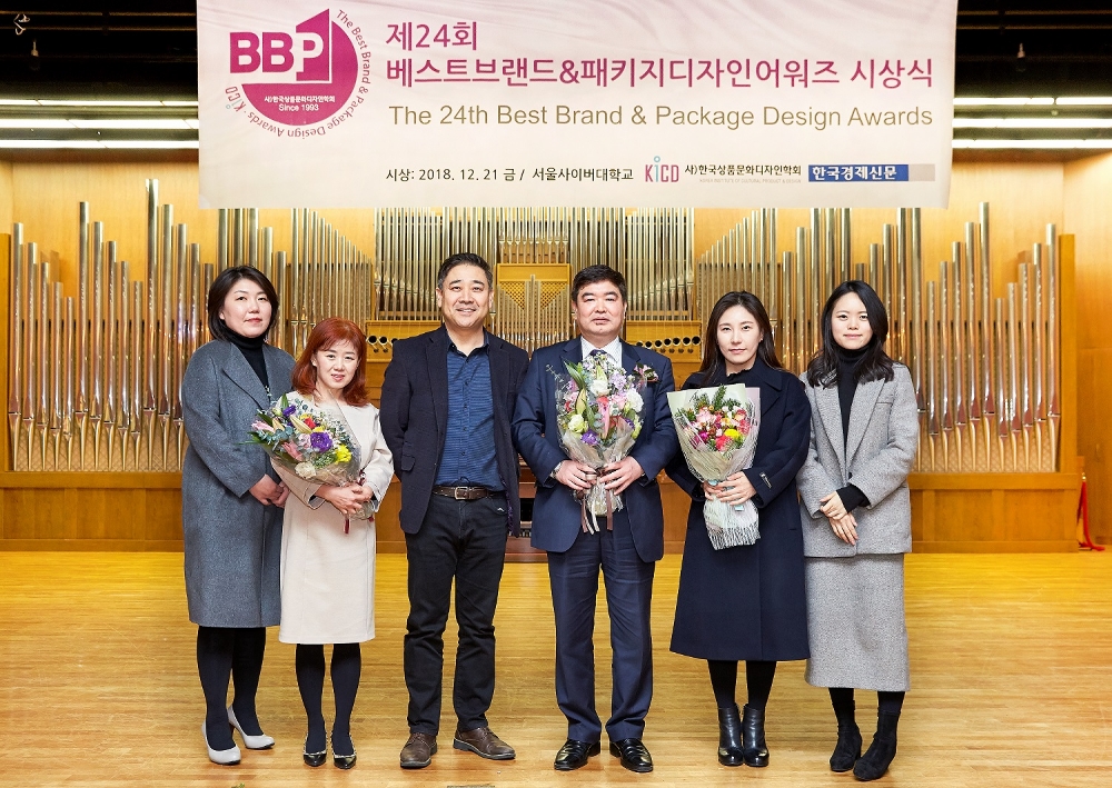 천재교육 홍보팀 김희진 팀장(좌측 두 번째), 디자인연구소 오종섭 팀장(좌측 세 번째), 천재교과서 박정과 대표(우측 세 번째)가 기념촬영을 하고 있다(사진=천재교육)