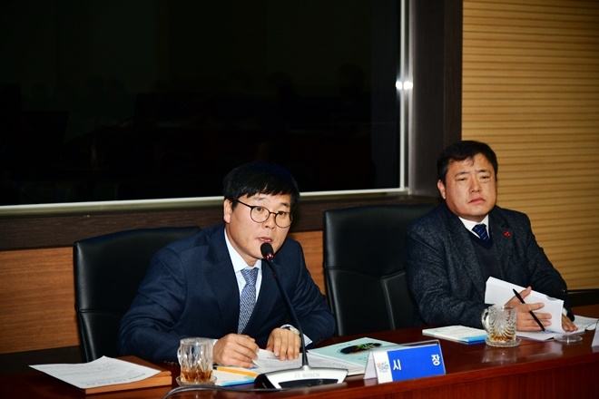 변광용 거제시장이 국비확보의 성과와 실적을 서기관·사무관 승진에 적극 반영할 것이라고 말하고 있다.(사진제공=거제시)