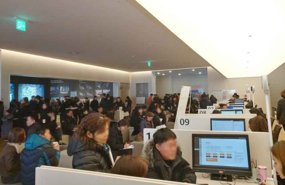 28일 개관한 ‘e편한세상 청계 센트럴포레’에 많은 수요자들이 몰렸다.(사진=리얼투데이)