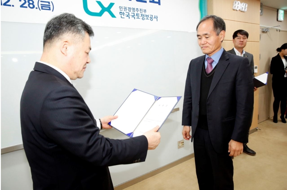LX는 28일 전북혁신도시 본사 7층 회의실에서 인권경영위원 위촉과 함께 ‘인권경영위원회’를 개최했다.(사진=LX)