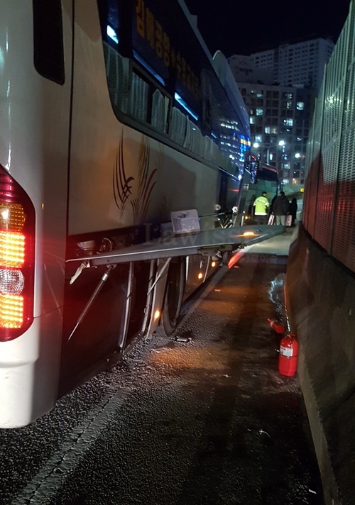 공항리무진버스 엔진부분에서 불이나 자체진화.(사진제공=부산지방경찰청)