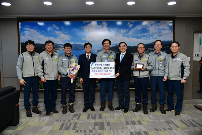 12월 28일 거제시청 시장실에서 성금을 기탁하고 변광용 거제사장(사진왼쪽 4번째)과 기념촬영.(사진제공=거제시)