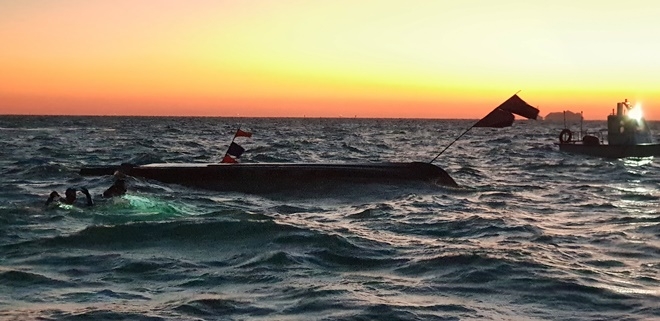 선박간 충돌로 전복된 어선.(사진제공=부산해양경찰서)