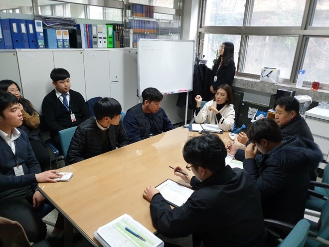 대학가 불안요소를 직접청취하고 있다.(사진제공=부산지방경찰청)
