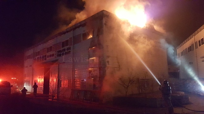 알루미늄 제조공장서 불이나 소방대원이 진압하고 있다.(사진제공=부산지방경찰청)