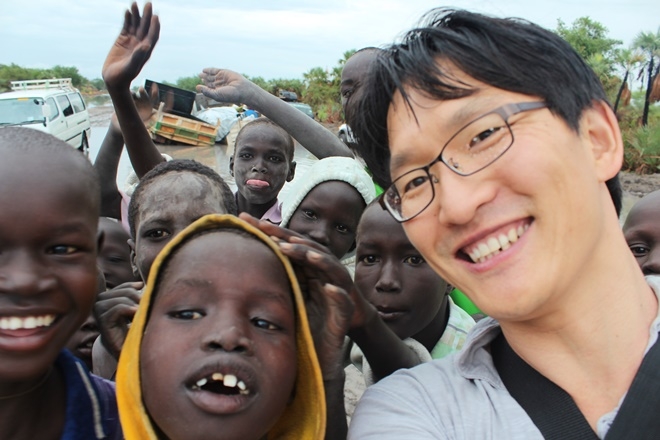 남수단 보르 아동들과 기념촬영하고 있는 권기정 대표.(사진제공=부산사람이태석기념사업회)