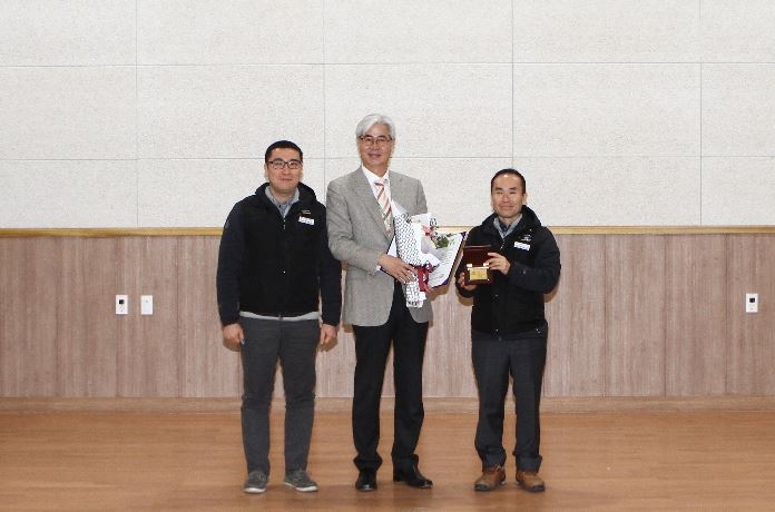 강영종 이사장이 명예조합원증을 전달받은 후 노동조합 허춘근 지부장(오른쪽), 박대규 사무국장(왼쪽)과 함께 기념촬영을 하고 있다.(사진=한국시설안전공단)