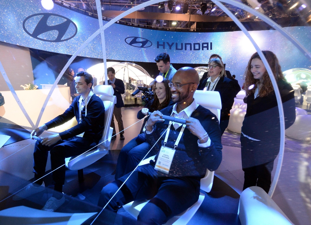 방문객이 현대차의 미래 모빌리티 전시물을 체험하고 있는 모습.(사진=현대자동차)