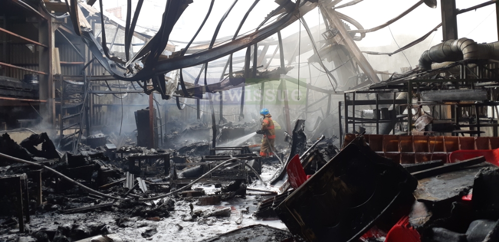 소방관이 잔불을 정리하고 있다.(사진제공=울산소방본부)