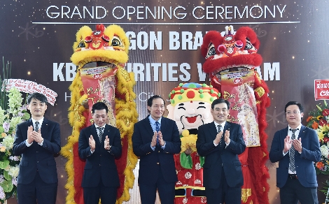 지난 8일 열린 KBSV 사이공지점 개설행사에서 김성현 KB증권 사장(왼쪽에서 네번째), 박천수 KB증권 글로벌사업본부장(왼쪽) 및 응우엔 둑 호안 KBSV 대표(왼쪽에서 두번째) 등 주요 관계자들이 축하인사를 하고 있다. 사진=KB증권