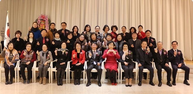 1월 7일 오후 5시 영도구 목장원에서 제35차 여성위원회 정기총회 및 회장 이·취임식행사를 갖고 기념촬영.(사진제공=한국법무보호복지공단부산지부)