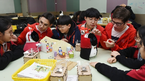 9일 오후 대전 카이스트에서 진행된 'LG-카이스트 영어과학 캠프'에서 학생들이 LG전자 클로이 로봇을 활용해 모형 집 속 가전제품을 제어해보고 있다. 사진=LG