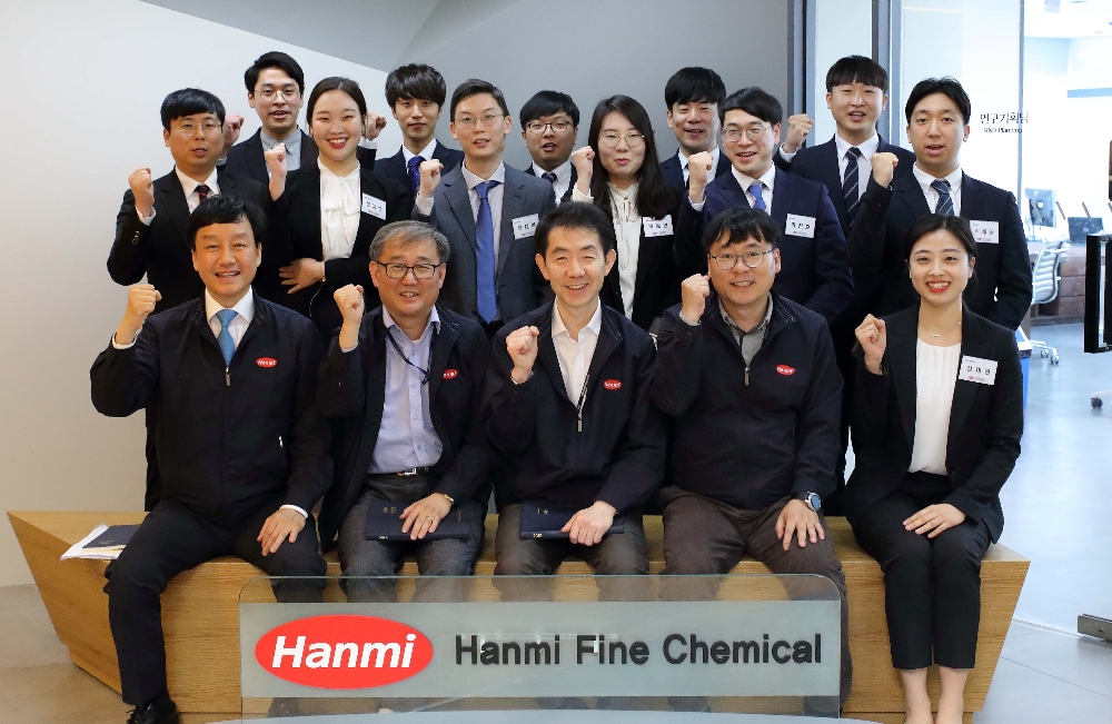 한미정밀화학 경영진과 최근 입사한 신입사원들이 함께 사진 촬영을 하고 있다. (사진=한미약품)