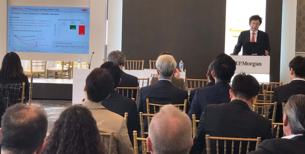 제37회 JP모건 헬스케어 컨퍼런스에 참석한 한미약품 권세창 사장이 한미약품 비전과 2019년도 R&D 전략 등을 발표하고 있다. (사진=한미약품)