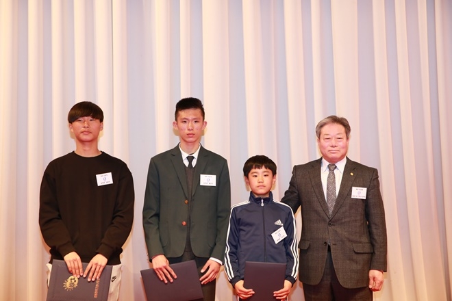 정용환 장학회 송춘열 회장이 장학금을 전달하고 기념촬영.