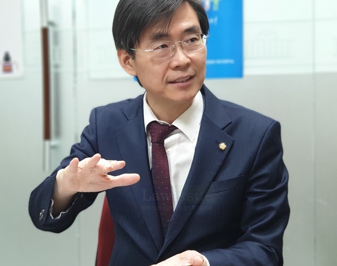 4선중진 조경태 국회의원이 당대표 출마에 대해 자신의 생각을 들려주고 있다.