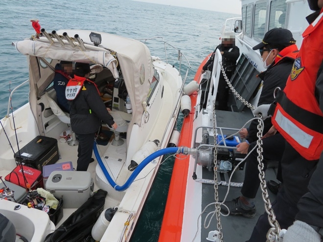 배수펌프를 이용해 배수 작업을 하고 있다.(사진제공=부산해양경찰서)