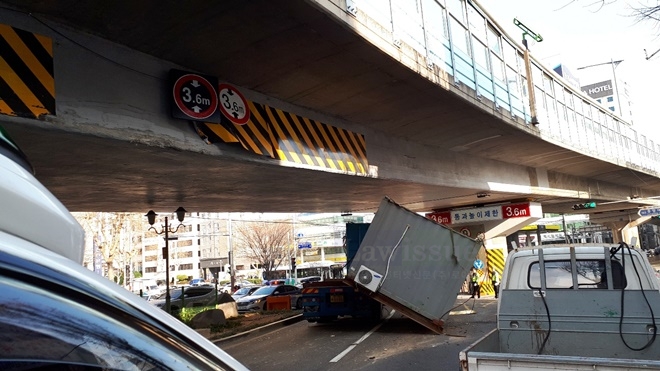 트레일러 컨테이너가 영주고가도로밑 천장에 부딪혀 도로에 반쯤 떨어져 있다. (사진제공=부산지방경찰청)