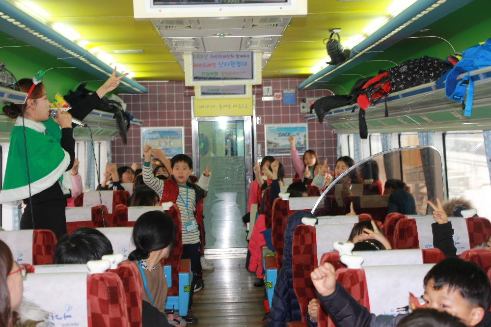 코레일이 지난해 크리스마스를 맞아 운행한 해피트레인 기차 안 이벤트 모습(사진=코레일)