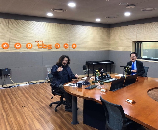 김어준의 뉴스공장에 출연하고 있는 박지원 의원.(사진제공=박지원의원실)