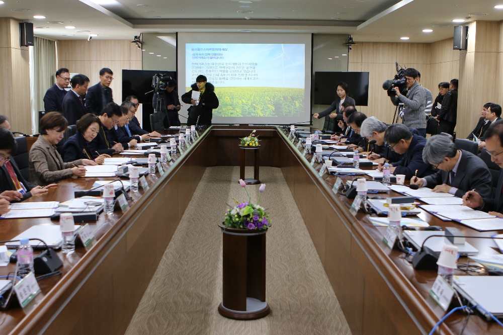 전력거래소(이사장 조영탁)는 빛가람학점과정의 성공적인 운영에 힘입어 17일 전국 18개 대학교와 직무능력중심의 오픈캠퍼스 확대 과정인‘유니온 학점과정’협약을 체결했다.(사진=전력거래소)