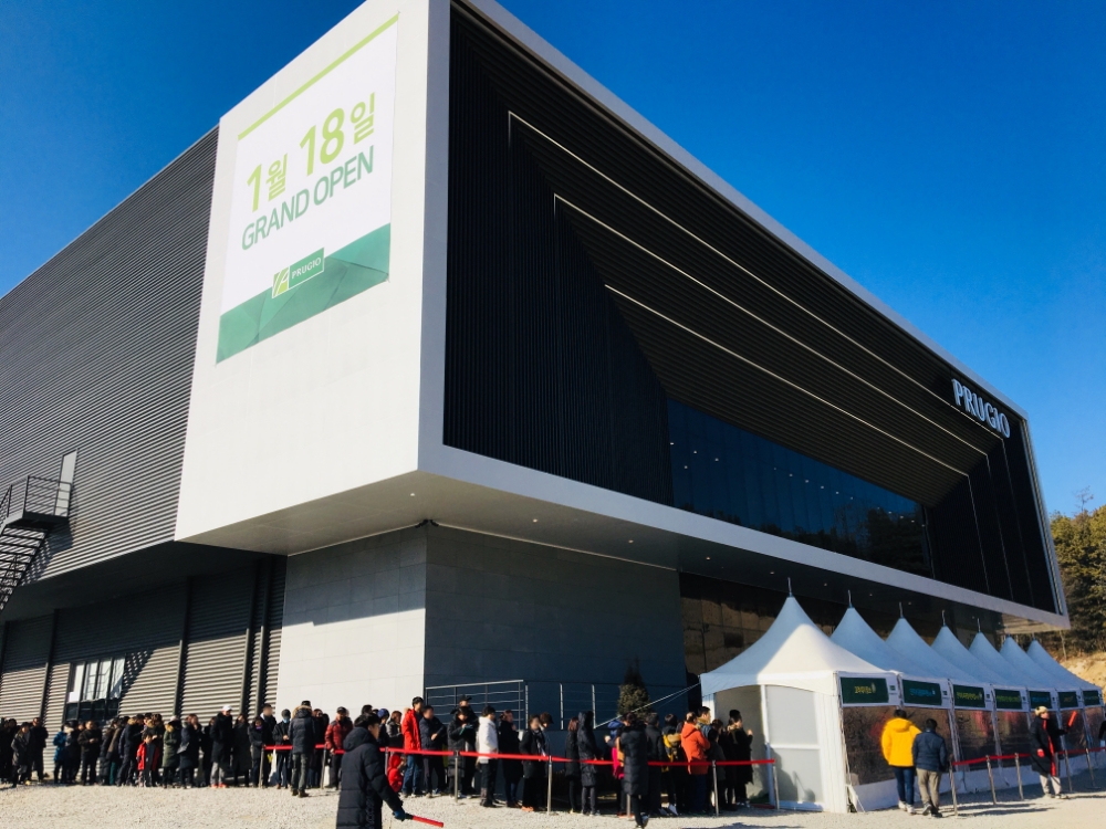 18일 개관한 ‘춘천 센트럴파크 푸르지오’ 견본주택에 많은 수요자들이 몰렸다.(사진=대우건설)