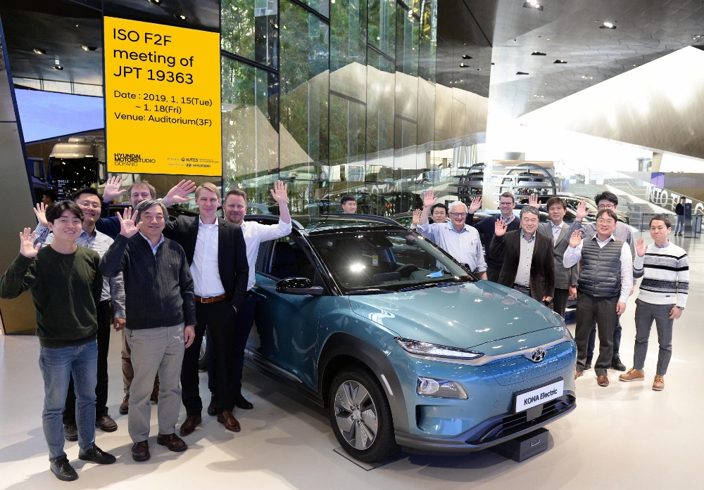 전문가들이 코나EV와 함께 기념 촬영을 하고 있는 모습.(사진=현대자동차)