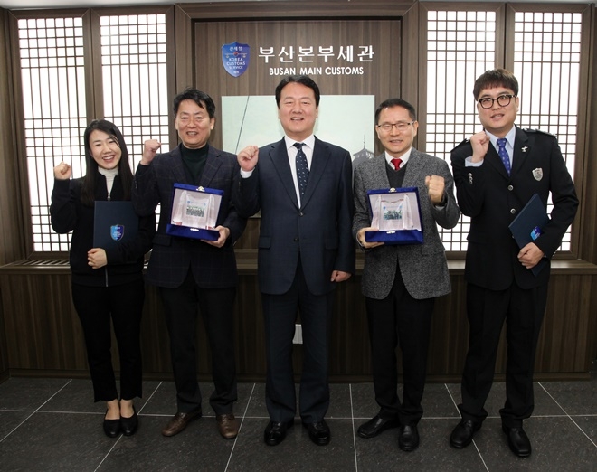 2018년 4분기 청렴활동 우수부서 및 우수공무원과 함께 기념촬영하는 양승권 부산본부세관장(가운데) .(사진제공=부산본부세관)