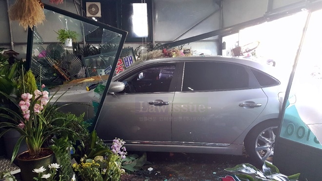 에쿠스차량이 꽃집을 돌진.(사진제공=경남지방경찰청)