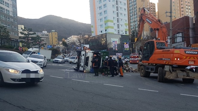 건축폐기물 운반차량이 전도돼 있다.(사진제공=부산지방경찰청)