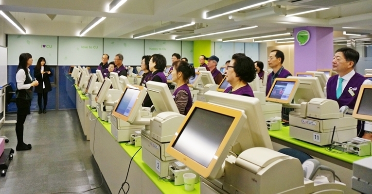 CU(씨유) 시니어스태프로 일자리∙인건비 두 마리 토끼 잡는다