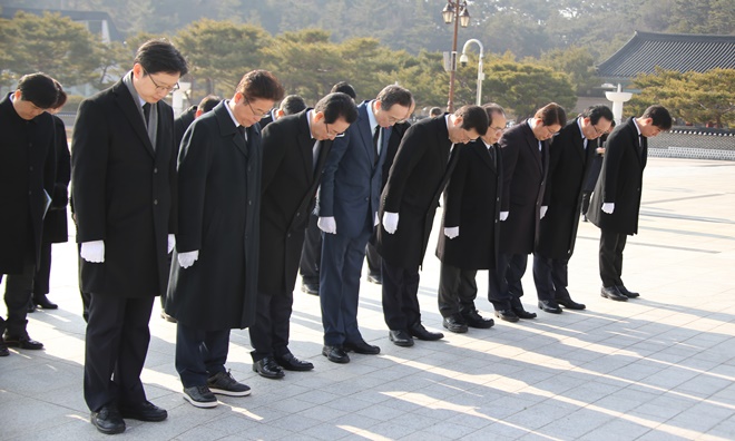 광주 국립 5·18 민주묘지를 찾아 참배를 하고 있다.(사진제공=경남도)