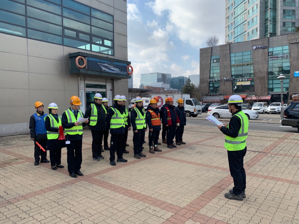 코레일 서울본부가 22일 디지털미디어시티역에서 설 대수송을 대비한 비상대응훈련을 실시하고 있다(사진=코레일)